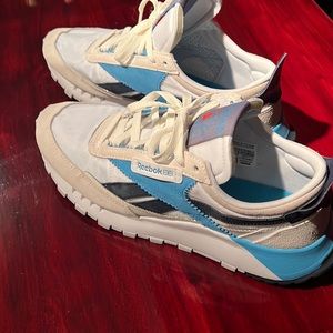 White and blue Reebok classic Women’s size 11 Men’s 10